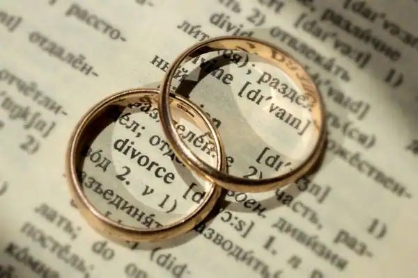 Image of rings removed before divorce mediation Stockport
